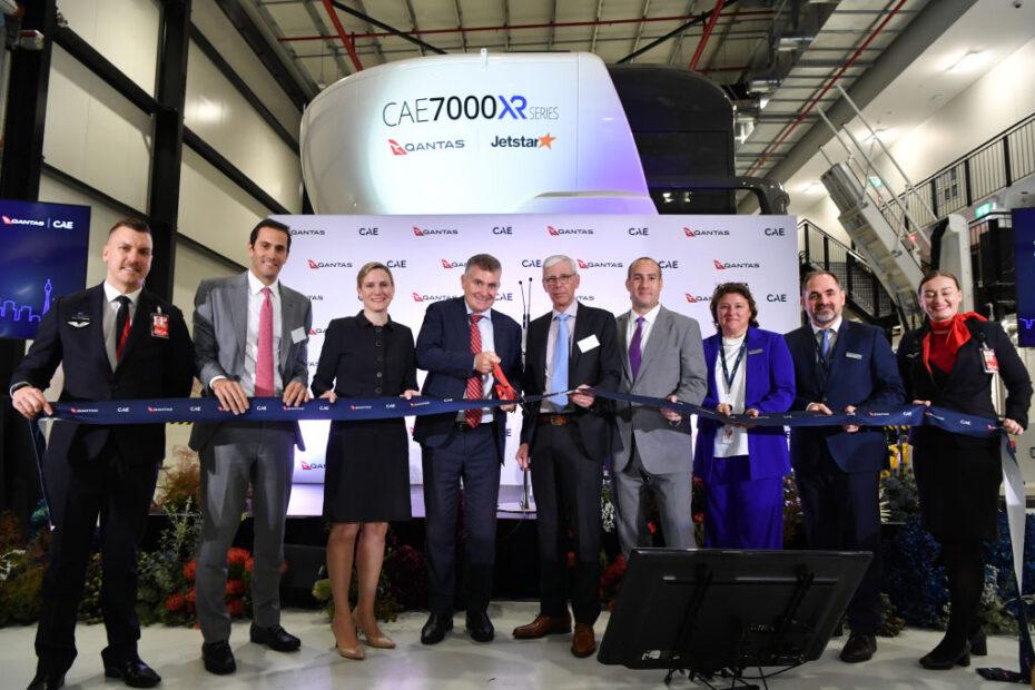 Ejecutivos de Qantas y CAE cortan la cinta en la inauguración oficial del Centro de Formación de Vuelo CAE Sydney. ©CAE