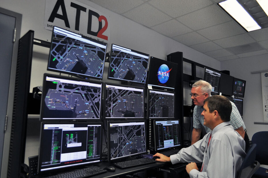 La Demostración Tecnológica del Espacio Aéreo 2 se centró en el IADS, un programa informático que coordina los horarios de vuelo entre las instalaciones de rampa, torre, terminal y centro de control. Esta representación visual de los datos ayuda a minimizar los retrasos en tierra. ©NASA / Jim Banke