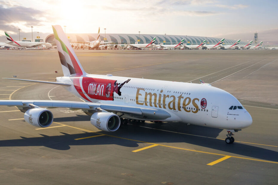 Emirates presenta la atrevida librea del A380 para celebrar el 125 aniversario del AC Milan ©Emirates