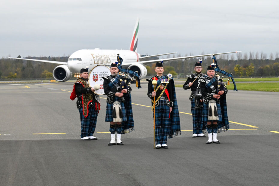 El Boeing 777 de Emirates fue recibido por el célebre Royal Edinburgh Military Tattoo, cautivando a los pasajeros con un extraordinario despliegue de destreza musical en tierra. ©Emirates