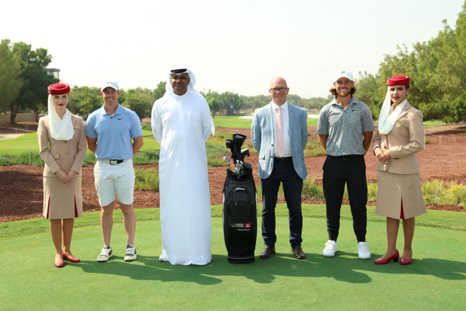 De izquierda a derecha: Emirates Cabin Crew, Rory McIlroy; Nabil Sultan, Vicepresidente Ejecutivo de Ventas de Pasajeros y Gestión de Países de Emirates; Guy Kinnings, Director Ejecutivo del DP World Tour; Tommy Fleetwood; Emirates Cabin Crew. Fotos cortesía de Getty Images