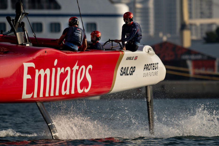 Ben Ainslie, piloto del Emirates Great Britain SailGP Team, al volante durante una sesión de entrenamientos previa al Emirates Sail Grand Prix presentado por P&O Marinas en Dubai, Emiratos Árabes Unidos.