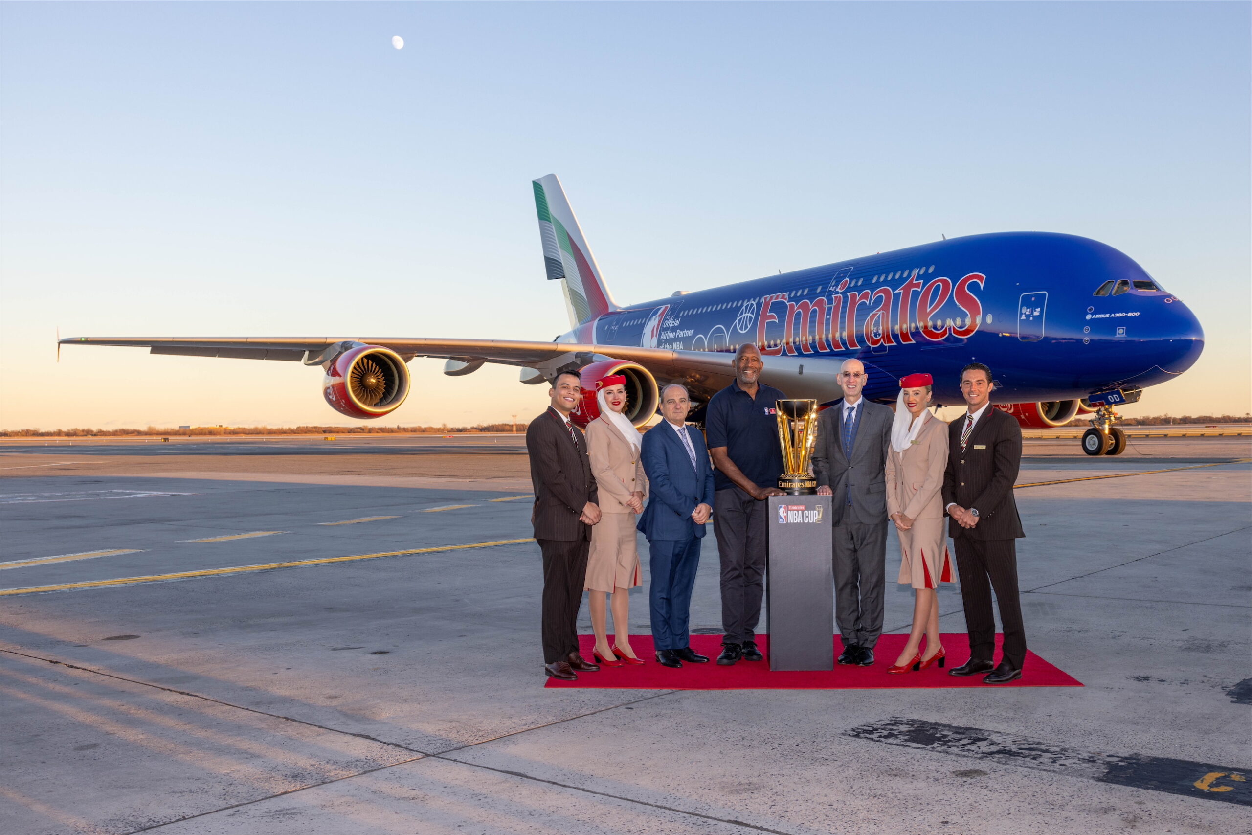 Celebrando la llegada del trofeo de la Emirates NBA Cup a Nueva York para marcar el inicio de la Emirates NBA Cup 2024. De izquierda a derecha Thierry Aucoc, Vicepresidente Senior de Operaciones Comerciales de Emirates, Oeste; James Worthy, leyenda de la NBA; y Adam Silver, Comisionado de la NBA ©Emirates.