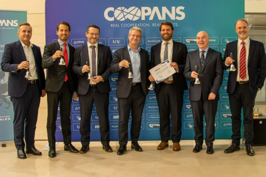 Christian Rivierre, Vicepresidente de Soluciones de Movilidad del Espacio Aéreo de Thales, anuncia una nueva era en la Gestión del Tráfico Aéreo con los CEOs de los ANSPs de COOPANS, Philipp Piber, Austro Control, Mario Kunovec-Varga, Croatia Control, Dr. Peter Kearney, Airnav Ireland, Ann Persson Grivas (representada), LFV, Anders Rex, Naviair y Pedro Angelo, NAV Portugal. El 19 de noviembre de 2024, los Directores Generales de los seis Proveedores de Servicios de Navegación Aérea (ANSP) de COOPANS, Philipp Piber, Presidente del Consejo de la Alianza COOPANS, Austro Control, Mario Kunovec-Varga, Croatia Control, el Dr. Peter Kearney, Airnav Ireland, y el Dr. Peter Kearney, Airnav Ireland, se reunirán en la sede de la Alianza COOPANS. Peter Kearney, Airnav Ireland, Ann Persson Grivas (representada), LFV, Anders Rex, Naviair y Pedro Angelo, NAV Portugal , se reunieron en la sede de Thales en Rungis (Francia) para lanzar oficialmente la siguiente fase de modernización del sistema ATM en Europa, allanando el camino para la implantación de la actualización del sistema TopSky-ATC One. ©Thales