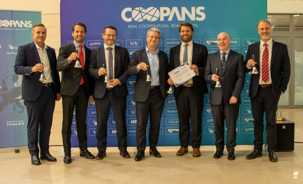 Christian Rivierre, Vicepresidente de Soluciones de Movilidad del Espacio Aéreo de Thales, anuncia una nueva era en la Gestión del Tráfico Aéreo con los CEOs de los ANSPs de COOPANS, Philipp Piber, Austro Control, Mario Kunovec-Varga, Croatia Control, Dr. Peter Kearney, Airnav Ireland, Ann Persson Grivas (representada), LFV, Anders Rex, Naviair y Pedro Angelo, NAV Portugal. El 19 de noviembre de 2024, los Directores Generales de los seis Proveedores de Servicios de Navegación Aérea (ANSP) de COOPANS, Philipp Piber, Presidente del Consejo de la Alianza COOPANS, Austro Control, Mario Kunovec-Varga, Croatia Control, el Dr. Peter Kearney, Airnav Ireland, y el Dr. Peter Kearney, Airnav Ireland, se reunirán en la sede de la Alianza COOPANS. Peter Kearney, Airnav Ireland, Ann Persson Grivas (representada), LFV, Anders Rex, Naviair y Pedro Angelo, NAV Portugal , se reunieron en la sede de Thales en Rungis (Francia) para lanzar oficialmente la siguiente fase de modernización del sistema ATM en Europa, allanando el camino para la implantación de la actualización del sistema TopSky-ATC One. ©Thales