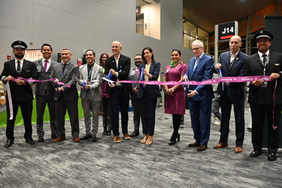 Karla Elizabeth Jubis de Miguel, Cónsul General de El Salvador en Miami (centro) se unió a los funcionarios de Volaris El Salvador y MIA para cortar la cinta del nuevo servicio sin escalas de Volaris El Salvador a San Salvador. ©Miami International Airport