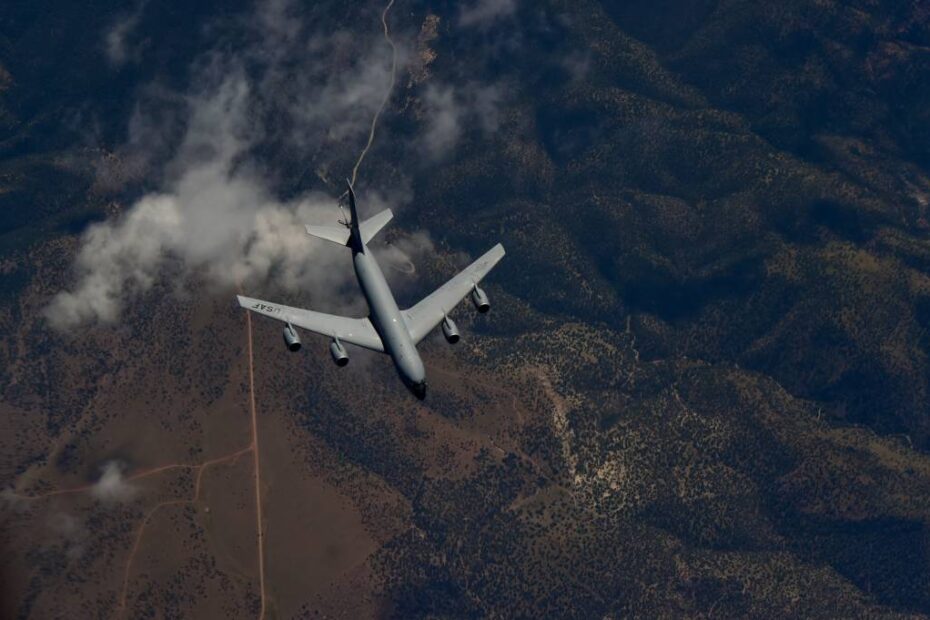 Un KC-135R Stratotanker del Ala de Reabastecimiento Aéreo 434 en la Base de la Reserva Aérea Grissom, Indiana, reabastece siete F/A-18 Hornets del equipo de demostración aérea "Blue Angels" de la Marina de los Estados Unidos el 26 de septiembre de 2018. El Departamento de la Fuerza Aérea ha tomado una decisión final para aumentar el tamaño de su escuadrón KC-135 existente de la Guardia Nacional Aérea en la Base Aérea Eielson, Alaska, agregando un componente de servicio activo. (Foto de la Fuerza Aérea de los Estados Unidos por el sargento de personal Chris Massey)