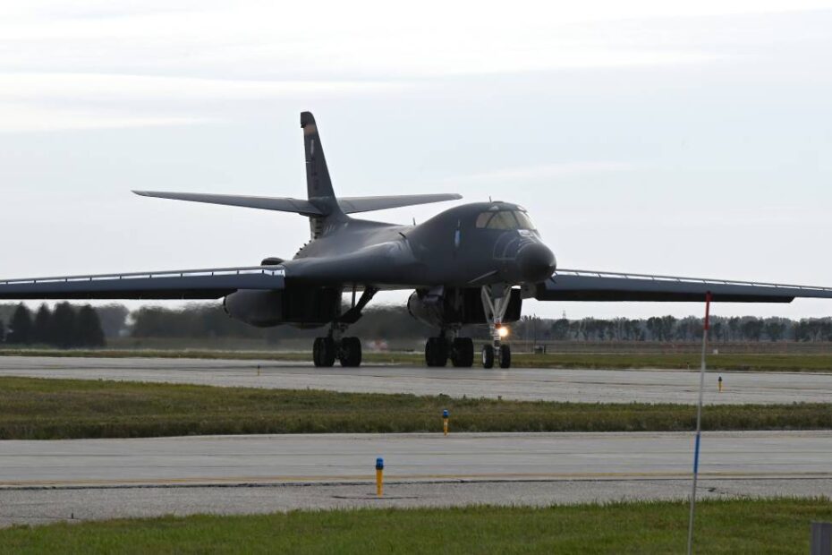 Un B-1B Lancer asignado a la 28ª Ala de Bombardeo aterriza para repostar en la Base de la Fuerza Aérea de Grand Forks, N.D., 29 de septiembre de 2024. El bombardero llegó a Grand Forks AFB en preparación para la reubicación temporal del jet a la base para continuar las operaciones de vuelo, mientras que la línea de vuelo en Ellsworth AFB se somete a reconstrucción. (Foto de la Fuerza Aérea de EE.UU. por la aviadora Emma Funderburk)