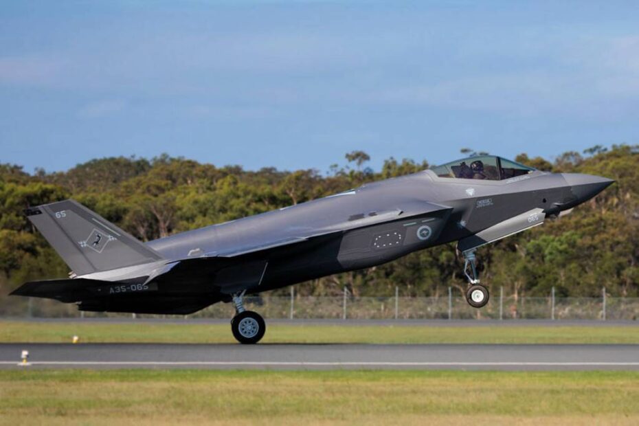 Un F-35A Lightning II de la Real Fuerza Aérea Australiana llega a la base Williamtown de la RAAF, Nueva Gales del Sur. ©Departamento de Defensa de Australia