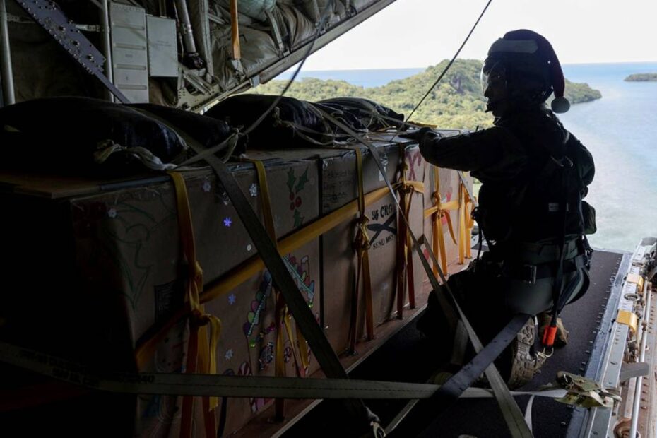 El cabo de carga Montanna Kerr, del Escuadrón nº 37, espera autorización para realizar un lanzamiento aéreo sobre Palaos durante la Operación Christmas Drop 24. ©Departamento de Defensa de Australia