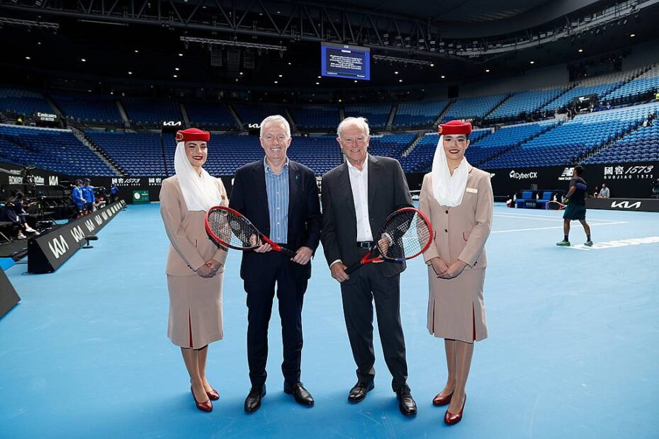 Sir Tim Clark, Presidente de Emirates Airline, con Craig Tiley, Director General de Tennis Australia, en el Rod Laver Arena, Open de Australia 2024. ©Emirates