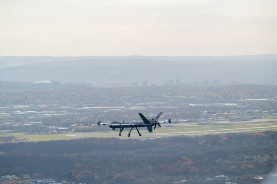 Un MQ-9 Reaper asignado al Ala de Ataque 174 sobrevuela la Base de la Guardia Nacional Aérea de Hancock Field, Syracuse, NY, durante un vuelo de entrenamiento rutinario, 31 de octubre de 2024. El 108º Escuadrón de Ataque lleva a cabo vuelos de entrenamiento para instruir a pilotos y operadores de sensores sobre las operaciones adecuadas de la aeronave. (Foto de la Guardia Nacional Aérea de EE.UU. por el aviador superior Dylan McCrink)