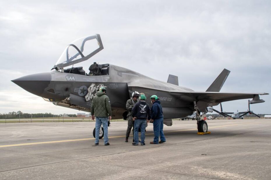 Trabajadores de la línea de modificación de aviones F-35 Lightning II del Centro de Preparación de la Flota Este (FRCE) hablan con el piloto antes de realizar una inspección de vuelo de comprobación funcional en un F-35B en la Estación Aérea del Cuerpo de Marines de Cherry Point. Esta aeronave es el caza de quinta generación número 150 introducido por el depósito. FRCE es el centro principal para el mantenimiento a nivel de depósito del F-35B Lightning II y ha llevado a cabo modificaciones y reparaciones en la variante de despegue corto y aterrizaje vertical de la aeronave del Cuerpo de Marines desde 2013. El FRCE también trabaja con las variantes F-35A (despegue y aterrizaje convencionales) y F-35C (portaaviones).