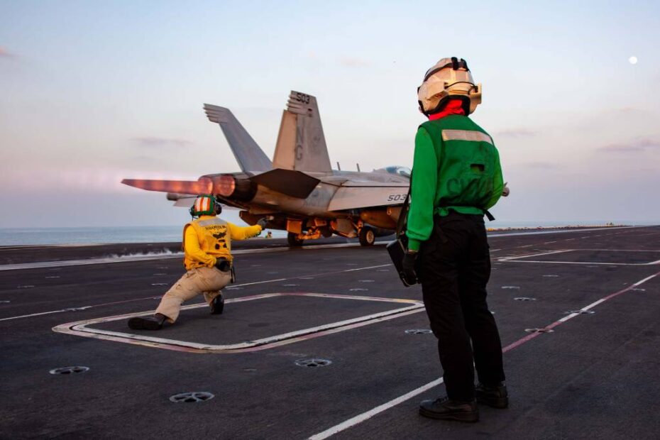 Un EA-18G Growler del VAQ-133 despega del USS Abraham Lincoln (CVN 72). (Foto de la Armada de EE.UU.)