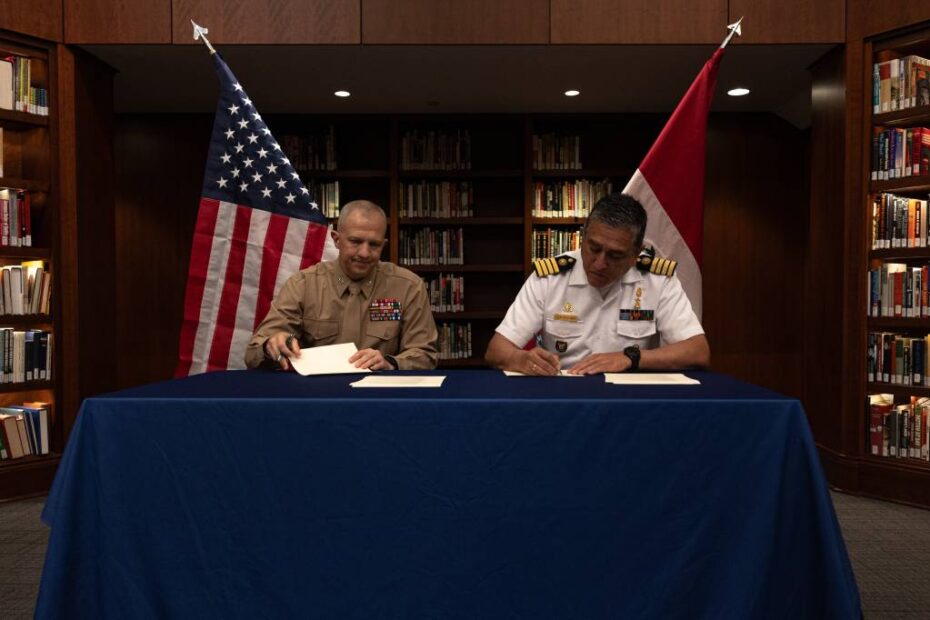 El Coronel del Cuerpo de Marines de EE.UU. Jeffrey Hammond, izquierda, y el Capitán de Navío de la Marina De Guerra Del Perú Ricardo Fallaque, firman el Acta durante un Grupo de Trabajo de Planificación de Personal en el Museo Nacional de la Segunda Guerra Mundial en Nueva Orleans, Luisiana, 15 de noviembre de 2024. Miembros de las Fuerzas Marinas de EE.UU., Sur y Perú discutieron las oportunidades para la Marina De Guerra Del Perú que se alinean con los objetivos del Departamento de Estado de EE.UU. para los próximos cinco años. SPWG's dan la oportunidad de participar en discusiones significativas, intercambios y fomentar una comprensión más profunda de las estrategias marítimas individuales. (Foto del Cuerpo de Marines de EE.UU. por el Cabo Eduardo Delatorre)