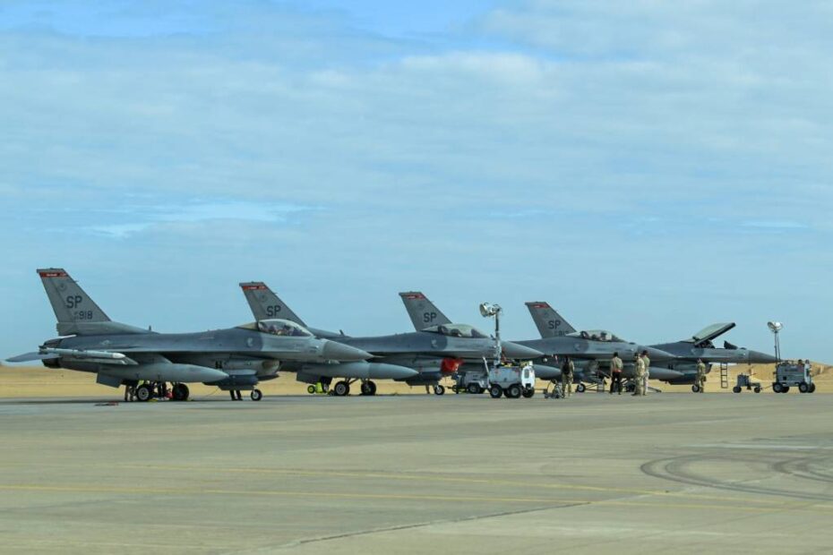 Dos F-16 Fighting Falcons de la Fuerza Aérea de Estados Unidos se preparan para despegar en una misión de entrenamiento durante el ejercicio PHOENIX ARMOR en una zona de responsabilidad del Mando Central de Estados Unidos, 26 de noviembre de 2024. El ejercicio integra F-16 Fighting Falcons estadounidenses, KC-135 Stratotankers y personal de apoyo con la Fuerza Aérea Egipcia para mejorar las capacidades operativas conjuntas. (Foto de la Fuerza Aérea de EE.UU. por el sargento Shaei Rodriguez)