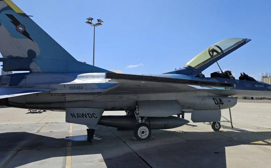 El FRCSW amplía su misión dando la bienvenida a su primer F-16 Falcon, mostrando su adaptabilidad y compromiso con el mantenimiento de la preparación de la aviación de servicio conjunto. Imagen: US Navy