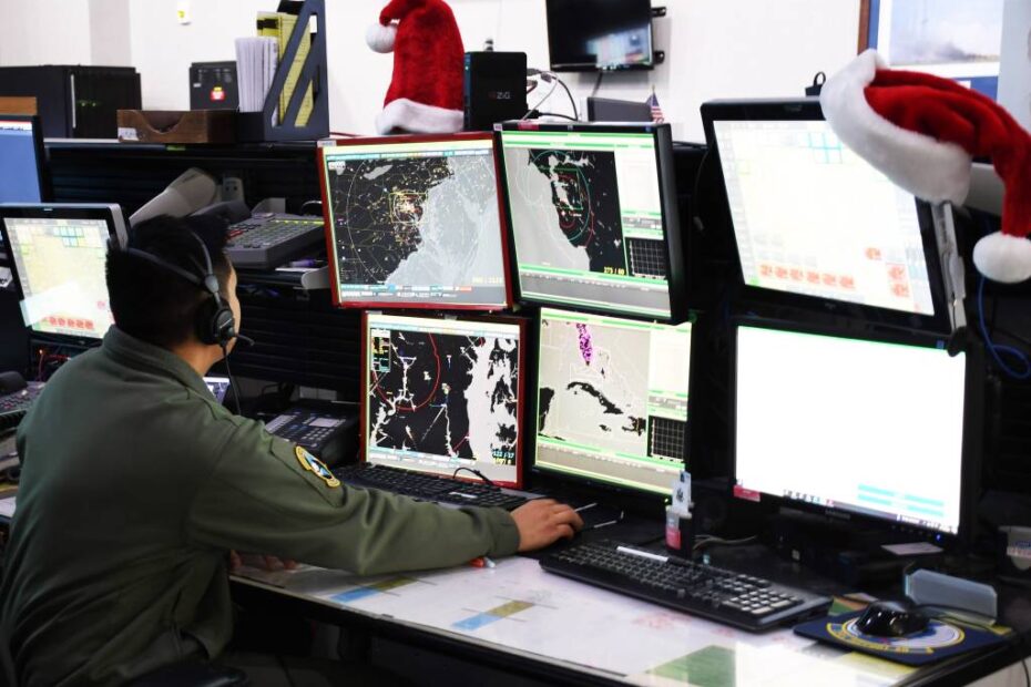 Un Guardia Nacional Aéreo de Nueva York asignado al Sector Este de Defensa Aérea en Rome, Nueva York, se prepara para las operaciones de seguimiento de Papá Noel del NORAD. La operación anual NORAD Rastrea a Santa Claus traza el camino de San Nicolás alrededor del mundo el 24 de diciembre. Foto de la ANG por Patrick Young