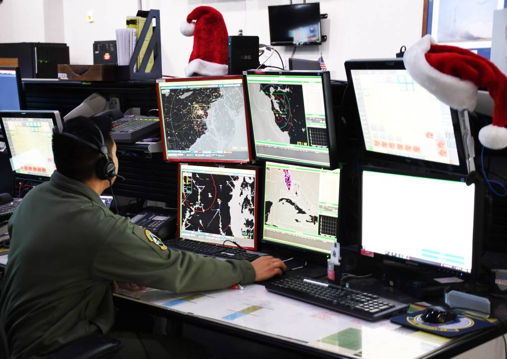 Un Guardia Nacional Aéreo de Nueva York asignado al Sector Este de Defensa Aérea en Rome, Nueva York, se prepara para las operaciones de seguimiento de Papá Noel del NORAD. La operación anual NORAD Rastrea a Santa Claus traza el camino de San Nicolás alrededor del mundo el 24 de diciembre. Foto de la ANG por Patrick Young