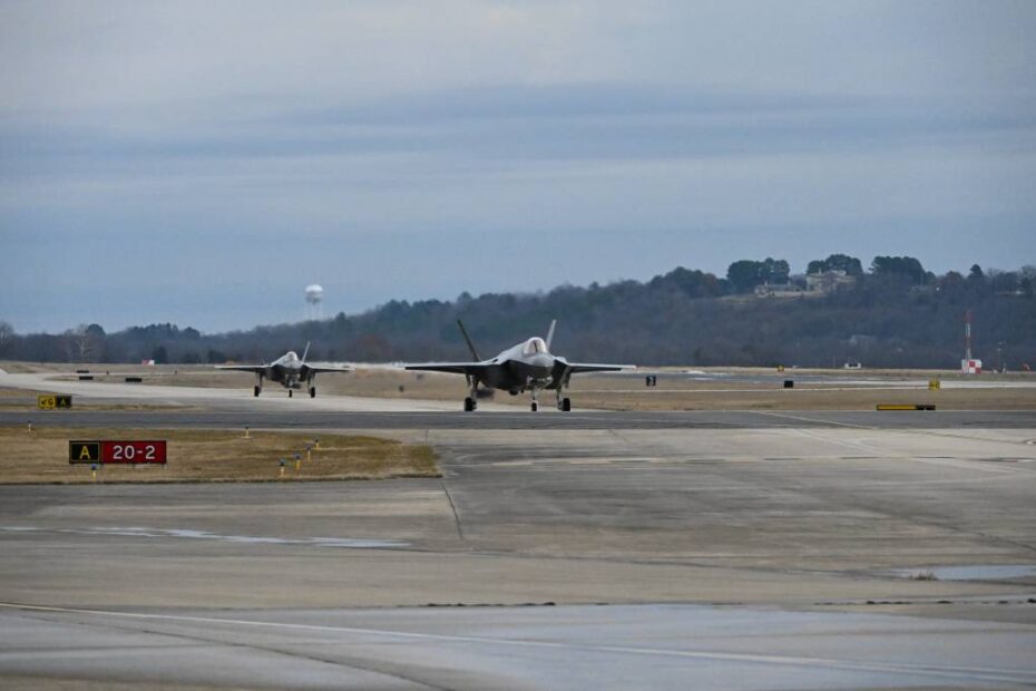 El Ala de Caza 33 y la Base de la Guardia Nacional Aérea de Ebbing dieron la bienvenida a la llegada de los dos primeros F-35A Lightning II de la Fuerza Aérea Polaca a la base de Fort Smith, Arkansas, el 23 de diciembre de 2024. Los pilotos polacos entrenarán en los aviones en Ebbing ANGB a partir de enero. Foto de la ANG por: Aviador de 1ª Clase Miles Chrisman