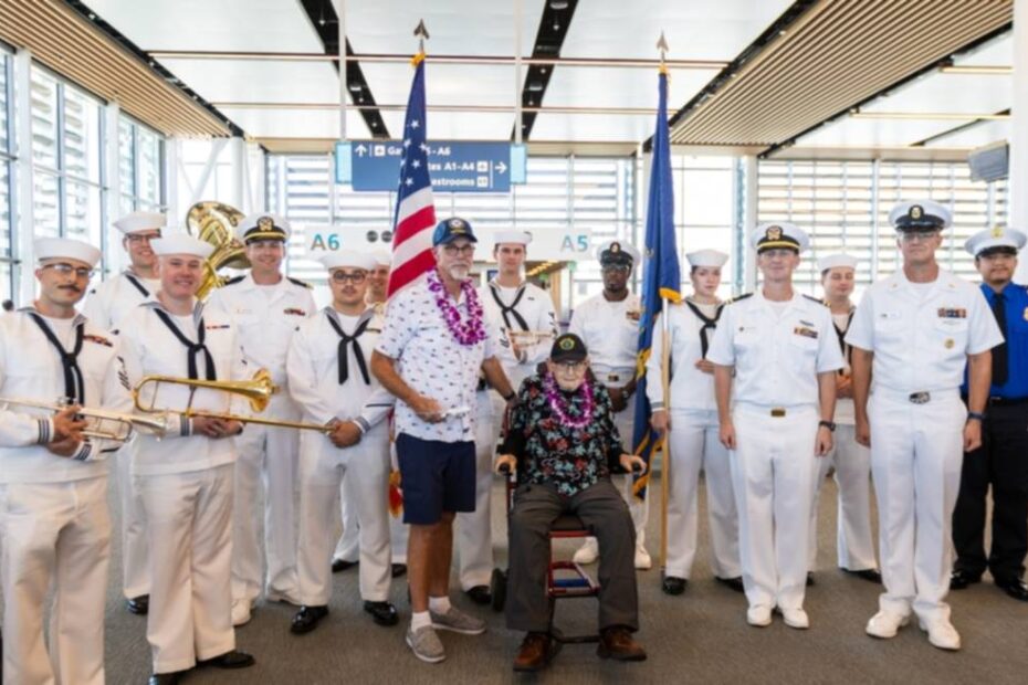 Schab fue fotografiado con su hijo, también veterano de la Marina, y con la Banda de la Flota del Pacífico de la Marina de los Estados Unidos. ©Hawaiian Airlines