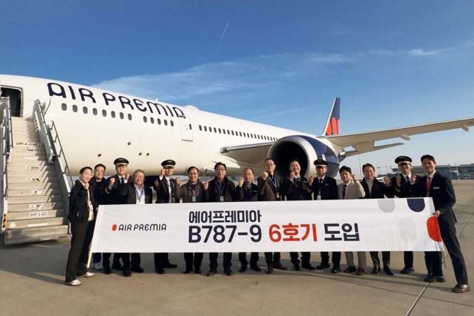 El Consejero Delegado de Air Premia, Kim Jae-hyun (séptimo por la izquierda), y varios ejecutivos celebran la llegada del sexto avión Boeing 787-9 de la aerolínea durante una ceremonia especial en el Aeropuerto Internacional de Incheon ©Air Premia