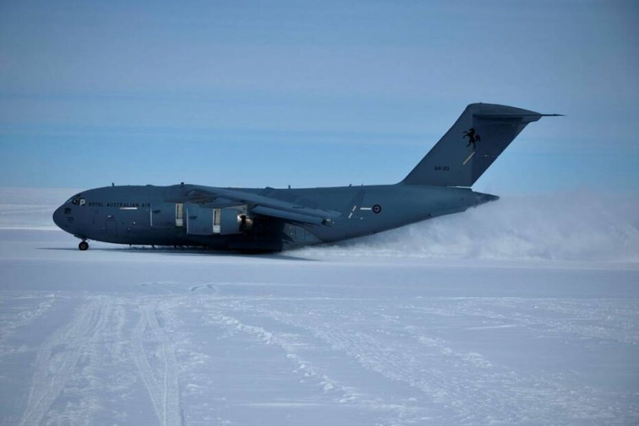 Un C-17A Globemaster III de la RAAF no. 36 Squadron aterriza en el aeródromo de Wilkins, Antártida, el jueves 21 de noviembre como parte de la Operación Southern Discovery. ©Departamento de Defensa de Australia