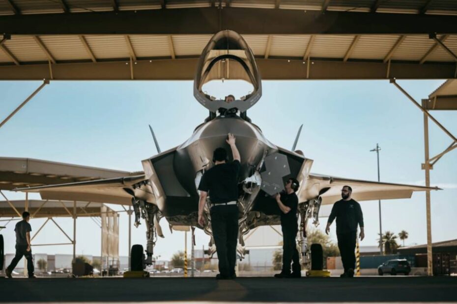 Jefes de tripulación de Lockheed Martin participan en operaciones posteriores al vuelo tras la llegada del primer F-35A Lightning II del componente aéreo belga a la base aérea Luke, el 3 de diciembre de 2024. Este hito marcó el inicio de la transición de Bélgica del F-16 Fighting Falcon al avanzado F-35A, marcando el comienzo de una nueva era para el Componente Aéreo de Bélgica. (Foto de la Fuerza Aérea de EE.UU. por el aviador superior Katelynn Jackson)