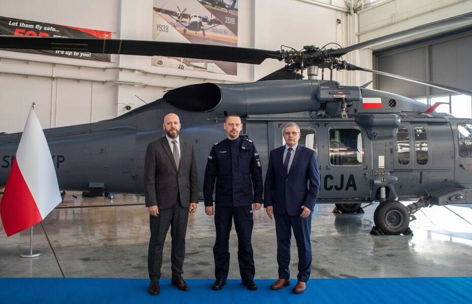 El Comandante en Jefe de la Policía Nacional Polaca, General de División Marek Boron, recibió oficialmente el helicóptero S-70i Black Hawk durante una visita a PZL Mielec. ©Lockheed Martin