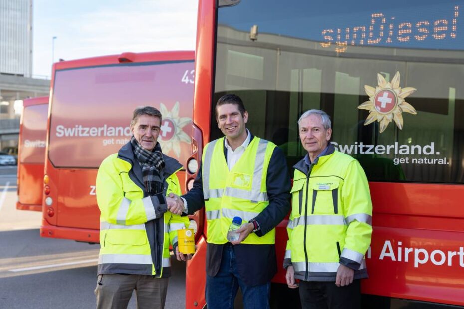 Zurich Airport Ltd. y Synhelion firman un acuerdo de suministro a largo plazo de diesel renovable, que se utilizará en una primera fase para alimentar los autobuses de pasajeros del aeropuerto. (Foto de izquierda a derecha: Stefan Tschudin, Director de Operaciones de Zurich Airport Ltd., Philipp Furler, Consejero Delegado y Cofundador de Synhelion, Emanuel Fleuti, Director de Sostenibilidad y Medio Ambiente de Zurich Airport Ltd.).