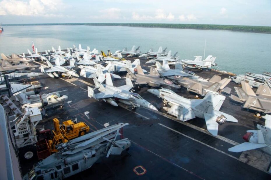 Malasia - El portaaviones de clase Nimitz USS Carl Vinson (CVN 70) atraca en Port Klang, Malasia, el 29 de diciembre de 2024. La visita demuestra la continuación de una larga asociación entre países aliados basada en estrechos lazos personales, económicos y de seguridad. El Vinson, buque insignia del Carrier Strike Group ONE, se encuentra actualmente en Kuala Lumpur, Malasia, para una visita programada al puerto. (Foto de la Marina de los EE.UU. por el marinero especialista en comunicación de masas Pablo Chávez)