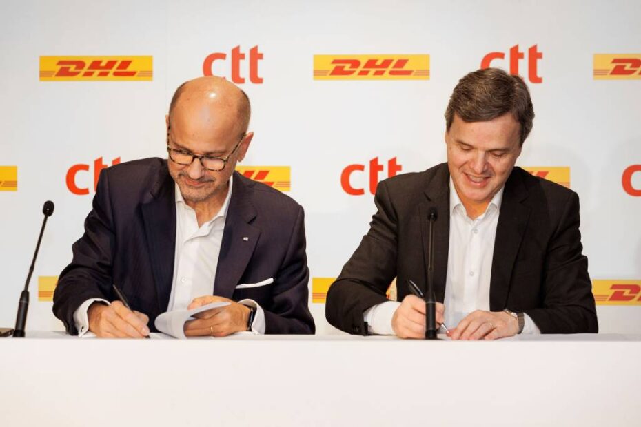 João Bento, CEO de CTT - Correios de Portugal y Pablo Ciano, CEO de DHL eCommerce firmando el contrato de colaboración ©DHL