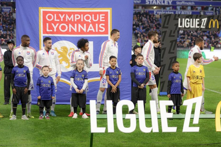 La aerolínea ofreció a los niños la oportunidad de brillar en el centro del campo junto a futbolistas de renombre. ©Emirates