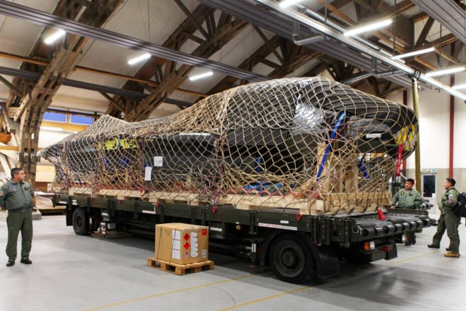 El primer F-16 preparado para el transporte. Foto: FMI