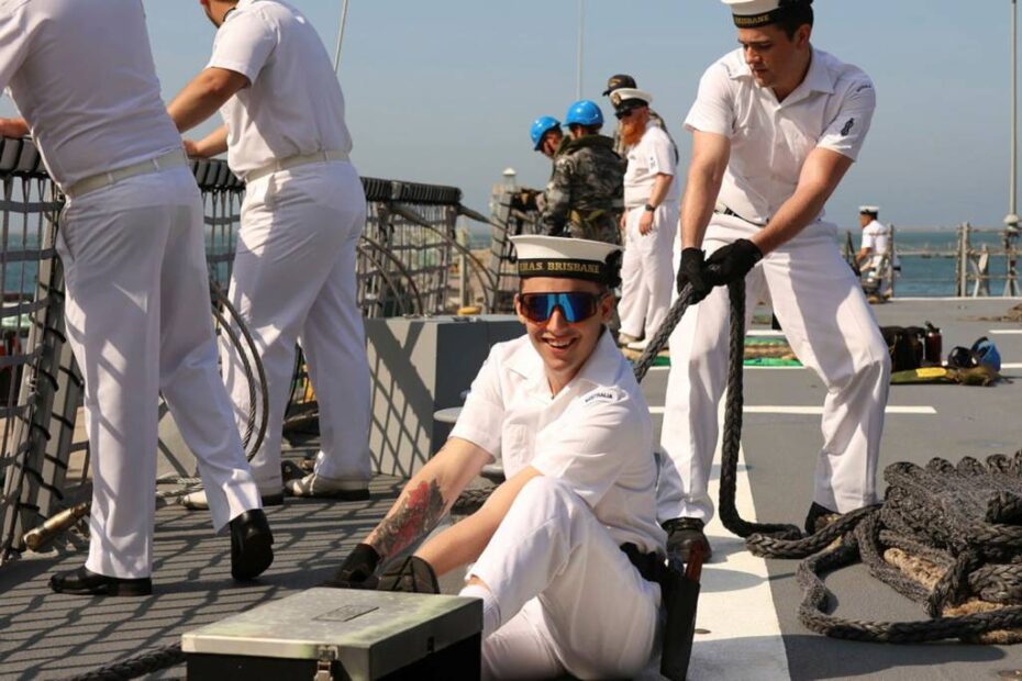 El marinero operador de sistemas de combate Jonathan Heatley y el marinero auxiliar operador de sistemas de combate Matthew Coutts se acercan al HMAS Brisbane en San Diego, Estados Unidos. ©Departamento de Defensa de Australia