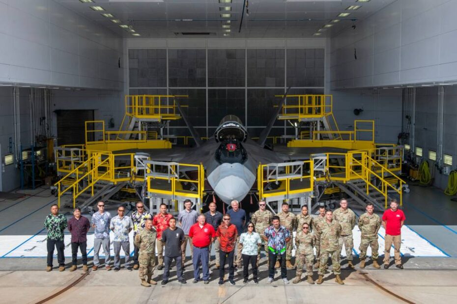 La Fuerza Aérea de EE.UU., la Guardia Nacional Aérea y personal contratado posan delante de sus puestos de mantenimiento del F-22 Raptor diseñados a medida el 26 de septiembre de 2024, en la Base Conjunta Pearl Harbor-Hickam. Los puestos de mantenimiento especializados son la culminación de casi cinco años de colaboración entre los aviadores de la Fuerza Aérea Total y la Oficina de la Guardia Nacional, proporcionando una forma más segura y eficiente de acceder a las zonas de difícil acceso de uno de los aviones furtivos más avanzados del mundo. Foto: Cortesía