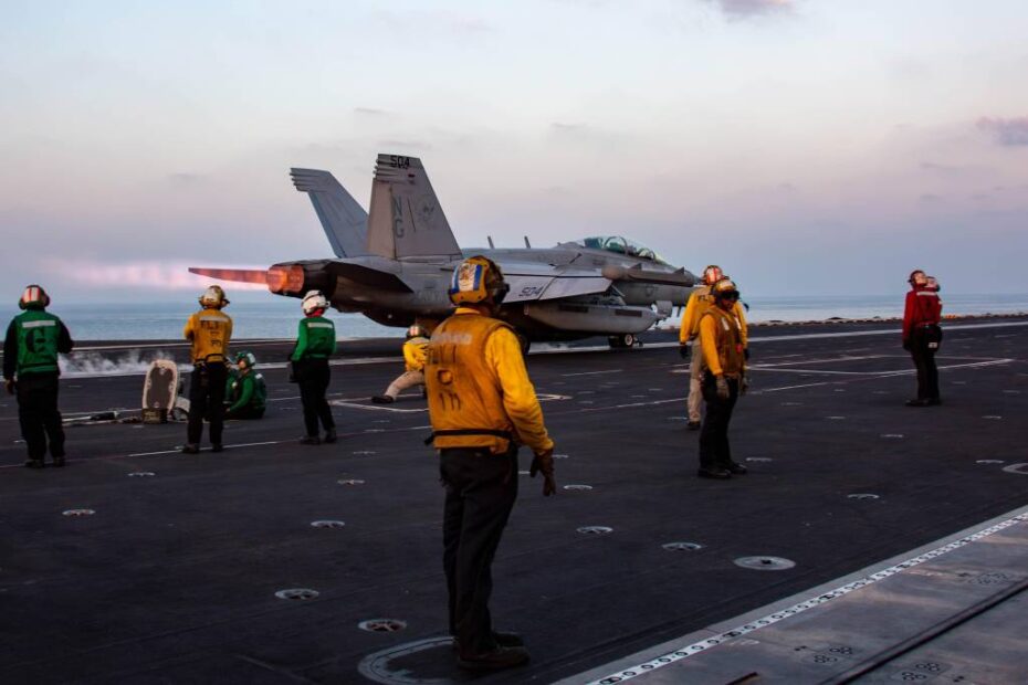 Un EA-18G Growler del VAQ-133 despega del USS Abraham Lincoln (CVN 72). Foto de la Armada de EE.UU.