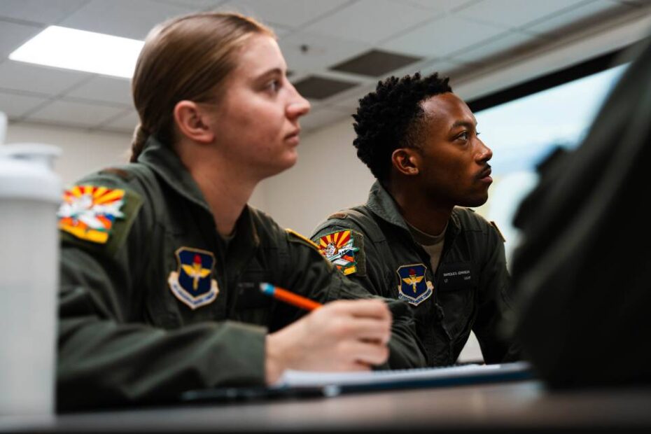 La Subteniente Victoria Cutt y el Subteniente Marques Johnson, estudiantes pilotos de la Fundación Aeroespacial de la Universidad de Dakota del Norte, escuchan a su instructor, el 7 de enero de 2025, en Mesa, Arizona. Los alumnos pilotos están en proceso de obtener sus certificados de piloto privado y sus habilitaciones de vuelo instrumental y multimotor, como parte de las pruebas de grupos pequeños de formación inicial de pilotos del Mando de Educación y Formación Aérea. El AETC está colaborando con el sector de la aviación civil como parte de su plan para revisar la formación de pilotos de la Fuerza Aérea de EE.UU. y de los países asociados. (Foto de la Fuerza Aérea de EE.UU. por el aviador Mason Hargrove)