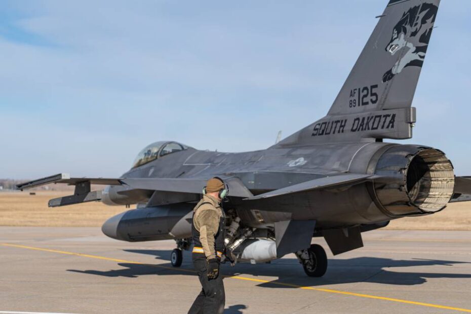 El teniente primero de la Guardia Nacional Aérea de EE.UU. Seth Chambers, piloto del 163º Escuadrón de Cazas, se dirige a la pista durante una salida matinal en Joe Foss Field, Dakota del Sur, 8 de enero de 2025. La 114º Ala de Caza y la 122º Ala de Caza están intercambiando jets para entrenamiento. Foto de la ANG por: Aviador de 1ª Clase Kyle St Pierre