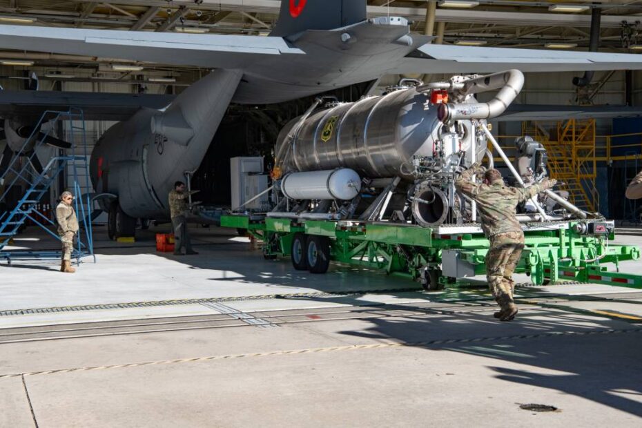 Un Sistema Modular Aerotransportado de Lucha contra Incendios (MAFFS) es cargado en un Hércules C-130H por el Ala 302 de Transporte Aéreo de la Reserva de la Fuerza Aérea en la Base Espacial Peterson, Colo. 11 de enero de 2025. El ala fue activada por el Mando Norte de EE.UU. el 9 de enero de 2025, junto con tres unidades de la Guardia Nacional Aérea para proporcionar apoyo aéreo contra incendios en el sur de California. (Foto de la Fuerza Aérea de EE.UU. por el Sargento Técnico Justin Norton)