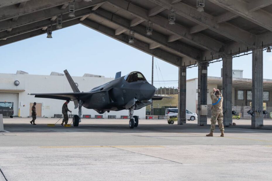 Un F-35A Lightning II de la Fuerza Aérea de EE.UU. asignado al 134º Escuadrón Expedicionario de Cazas se estaciona tras llegar a la Base Aérea de Kadena, Japón, el 13 de enero de 2025. El F-35A es un caza polivalente ágil, versátil, de alto rendimiento y con capacidad 9g que combina sigilo, fusión de sensores y un conocimiento de la situación sin precedentes. (Foto de la Fuerza Aérea de EE.UU. por el aviador Tylir Meyer)