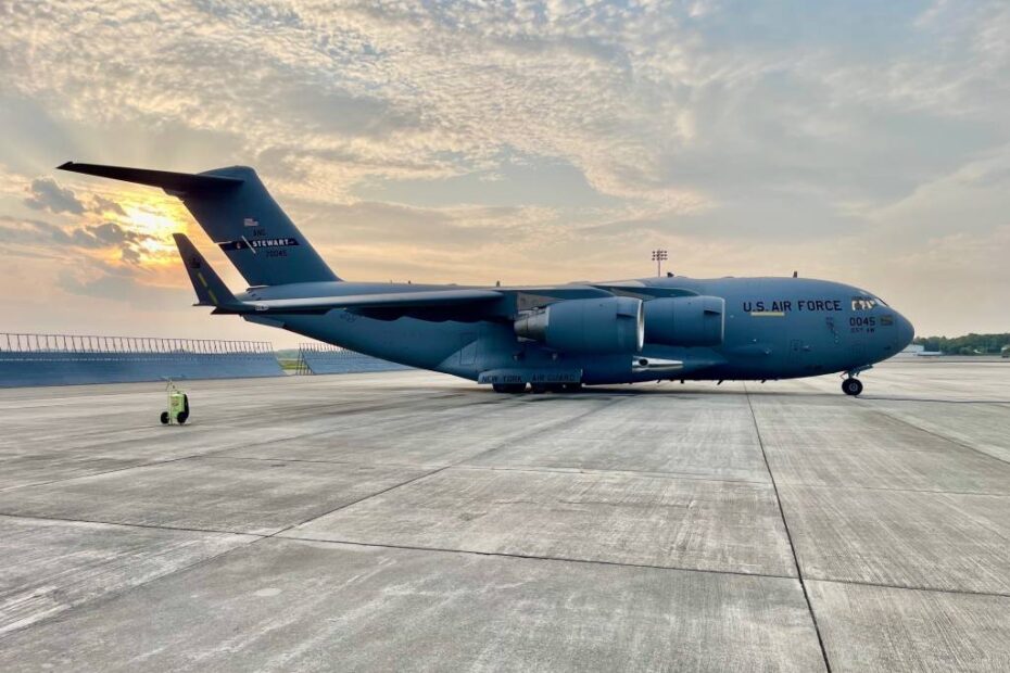 Un C-17 Globemaster III con microvanes instalados con éxito espera en la línea de vuelo de la Base de la Guardia Nacional Aérea de Stewart. Foto de la ANG por el SSgt Thaxton