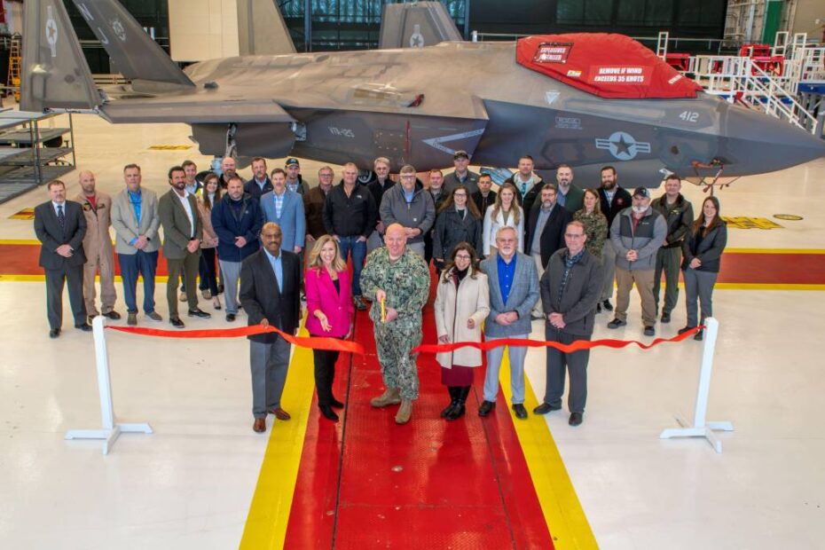 El comandante del Fleet Readiness Center East (FRCE), capitán Randy Berti, corta la cinta durante una ceremonia informal celebrada el 14 de enero para celebrar la finalización del proyecto de ampliación del F-35 Lightning II. El proyecto de ampliación, que ofrece a la Línea de Modificación de F-35 de las instalaciones más espacio y bahías para aeronaves, está programado para soportar 337.000 horas adicionales de trabajo hasta el año fiscal 2028. Berti estuvo acompañado por George Wilson, subdirector del programa de logística del F-35C en la Oficina Conjunta del Programa F-35; Jeanie Holder, responsable de modificaciones e inducción en la Oficina Conjunta del Programa F-35; Ericka Bishop, jefa de la rama de contratación de la División de Ingeniería de Instalaciones y Adquisiciones del Mando de Sistemas de Ingeniería de Instalaciones Navales; y Buddy Davis, jefe del Departamento de Gestión de Instalaciones e Infraestructuras del FRCE. ©US Navy