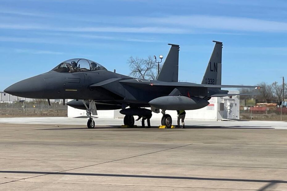 Un F-15E Strike Eagle en la línea de vuelo en San Antonio, Texas, el 15 de enero de 2025. El avión ha sido actualizado recientemente con el sistema avanzado de guerra electrónica Eagle Passive/Active Warning and Survivability System. (Foto de cortesía de Boeing)