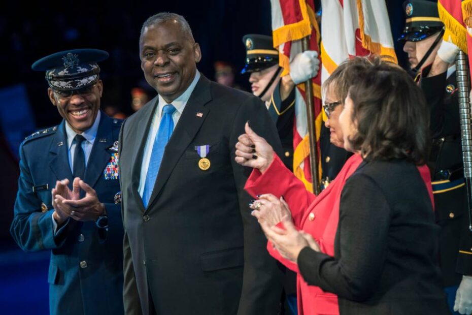 El Jefe del Estado Mayor Conjunto, el General de la Fuerza Aérea CQ Brown, Jr., presenta un Homenaje de Despedida de las Fuerzas Armadas en honor del Secretario de Defensa Lloyd J. Austin III en la Base Conjunta Myer-Henderson Hall, Virginia, el 17 de enero de 2025. ©DoD