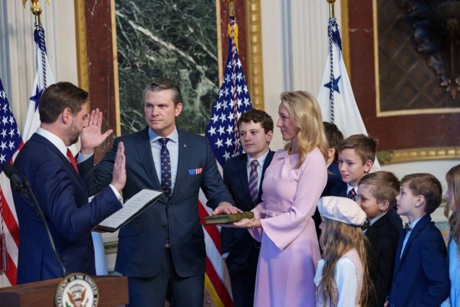 El vicepresidente JD Vance toma juramento a Pete Hegseth como 29º secretario de Defensa ante la mirada de su esposa, Jennifer, y los hijos de la pareja en la Casa Blanca, el 25 de enero de 2025. Cortesía de @VP vía X