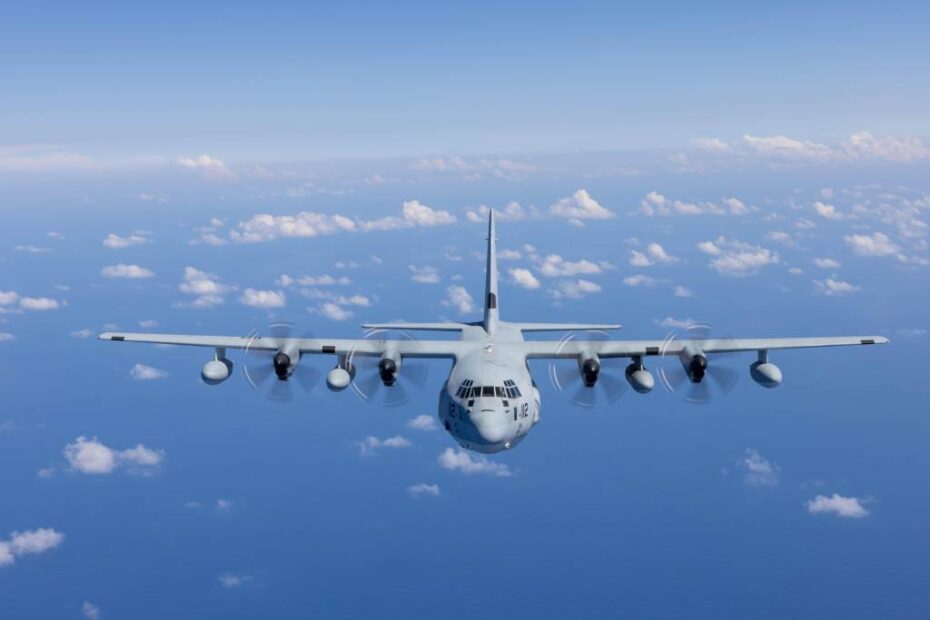 Un KC-130J Super Hercules, asignado al Escuadrón 252 de Transporte de Reabastecimiento Aéreo de la Infantería de Marina, 2ª Ala de Aviación de la Infantería de Marina, vuela durante un ejercicio de entrenamiento. El Hércules está celebrando 70 años y contando desde su creación en 1954. Hoy en día, el C-130 Hércules se utiliza en más de 70 países con más de un millón de horas de vuelo y creciendo. (Foto del Cuerpo de Marines de EE.UU.)