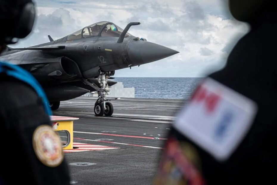 Un Rafale se prepara para despegar del FS Charles de Gaulle ©Royal Navy