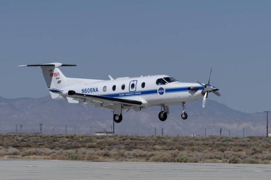 Equipado con tecnología punta para probar y evaluar sistemas de comunicación, navegación y vigilancia El Pilatus PC-12 de la NASA realiza maniobras de toque y despegue sobre una pista en el Centro de Investigación de Vuelo Armstrong de la NASA en Edwards, California, el 23 de septiembre de 2024. Los investigadores utilizarán los datos para comprender los escenarios de pérdida de señal de Vigilancia Automática Dependiente (ADS-B) en vuelos de taxi aéreo en zonas urbanas. Para preparar los vuelos de prueba ADS-B, los pilotos y la tripulación de la NASA Armstrong y del Centro de Investigación Glenn de la NASA en Cleveland, realizaron una serie de vuelos de familiarización. Estos vuelos incluyeron varias aproximaciones y aterrizajes, haciendo hincapié en la aviónica, el trabajo aéreo a altitud media con giros pronunciados, el vuelo lento y las demostraciones de entrada en pérdida. NASA/Steve Freeman