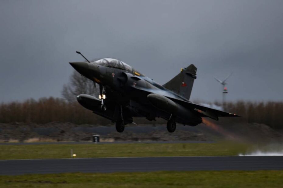 Un Rafale de la Fuerza Aérea francesa despega durante el ejercicio Frisian Flag 22 en la base aérea de Leeuwarden, Países Bajos, el 5 de abril de 2022. Frisian Flag es un ejercicio de dos semanas dirigido por la Real Fuerza Aérea de los Países Bajos. Este ejercicio desarrolla la capacidad de aliados y socios, mejorando la eficacia y la interoperabilidad. (Foto de la Fuerza Aérea de los EE.UU. por el aviador superior Thomas S. Keisler IV)